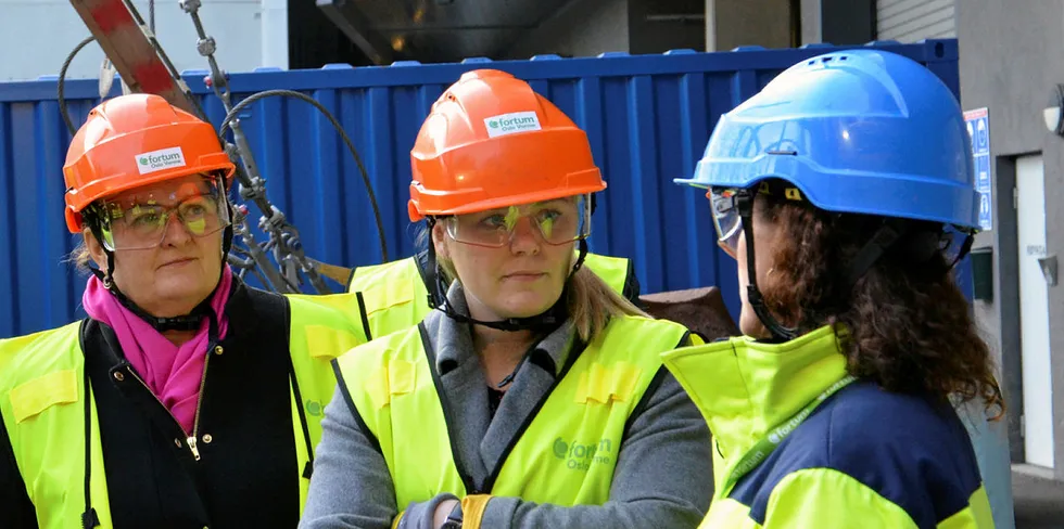 Tina Bru på Klemetsrud-anlegget og får forklart om pilotprosjektet for CCS. Her med styreleder Siv Monica Stubholt i Fortum Oslo Varme til venstre og Jannicke Gerner Bjerkås, CCS-direktør i Fortum Oslo Varme (th).