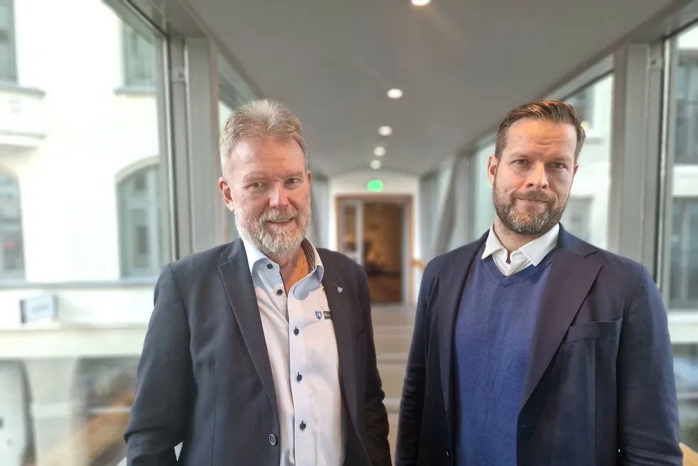 Styreleder Bjarni Sigmar Sigurdsson og administrerende direktør Bengt Marius Hilstad i Fiskernes Agnforsyning. Nå går sistnevnte av.