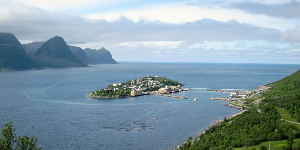 BATTERI: På Husøy utenfor Senja merker både husholdninger og fiskeindustri spenningsproblemene godt. Batterier skal løse problemene.