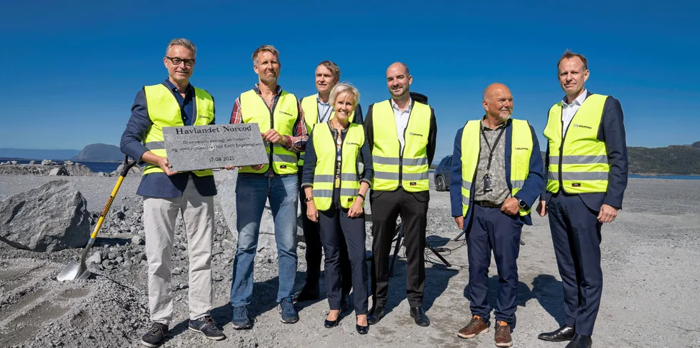 Norcod og Havlandet Marin Yngel starter bygging av torskeyngelanlegg i Florø. Fiskeriminister Odd Emil Ingebrigtsen (helt til venstre i bildet) deltok for å ta første spadetak.