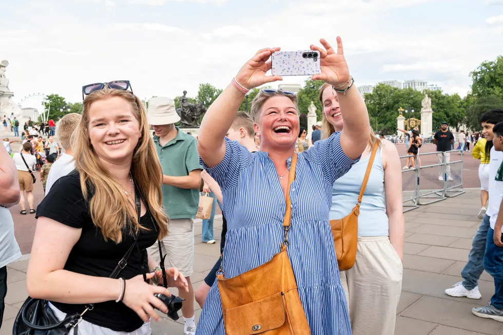 Familiene Grønning og Nygård fra Stovner i Oslo har tatt turen til London selv om kronen er svak.