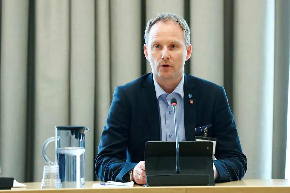 Ordfører Remi Solberg i Vestvågøy kommune i Lofoten mener kommunen ikke ble godt nok informert om smitten på MS «Trollfjord». Her er Solberg avbildet i 2017 i en åpen høring om pliktsystemet for torsketrålere.