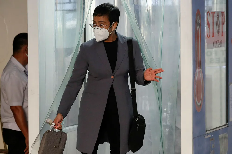 Rappler-redaktør Maria Ressa, med beskyttelsesmaske før domsavsigelsen mandag. Domstolen konkluderte med at den prisbelønte journalisten skal sone opptil seks år i fengsel etter at hun er kjent skyldig i injurier i en sak som er blitt sett på en prøvestein for pressefrihetens under president Rodrigo Dutertes styre på Filippinene.