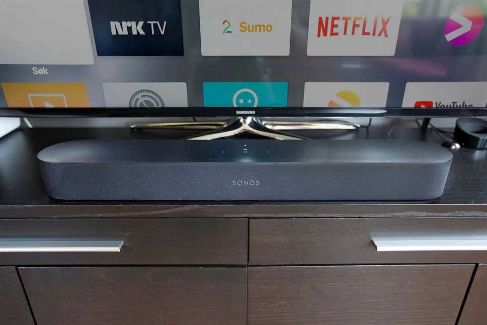 Sonos Beam senker terskelen for å bruke Sonos også til tv-lyd. Den er både mindre og rimeligere enn Sonos' eksisterende lydplanker. Foto: Magnus Eidem
