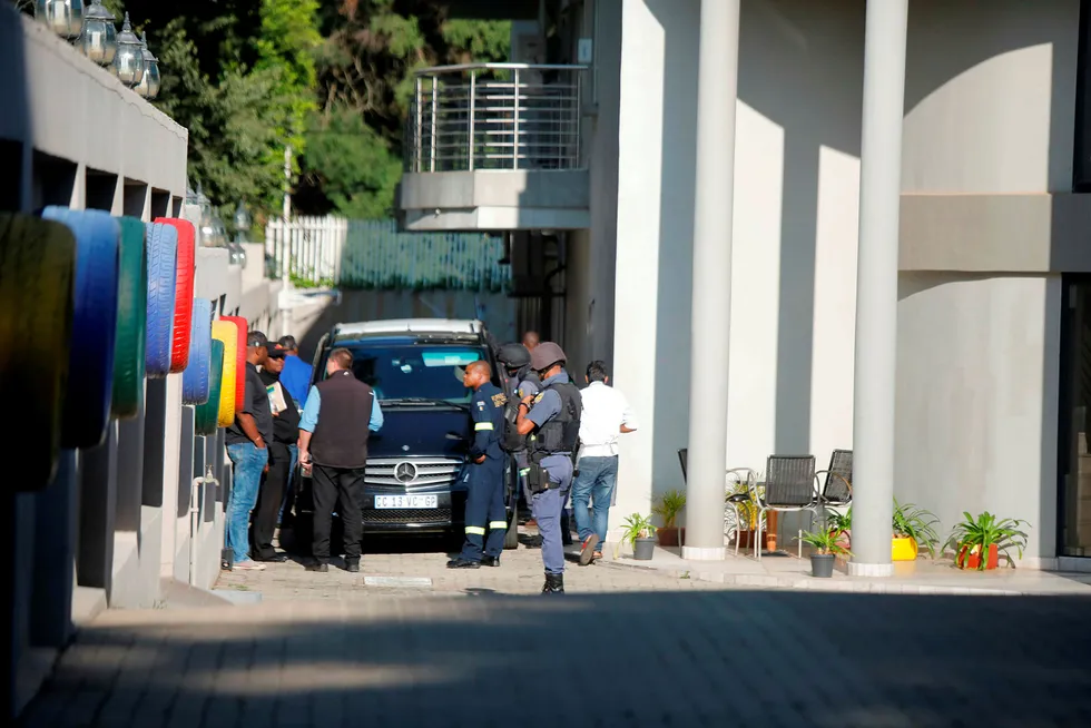 Politiet gjennomfører onsdag morgen razzia mot blant annet hjemmet til den rike, mektige og omstridte Gupta-familien i Johannesburg. Foto: Wikus de Wet/AFP/NTB Scanpix