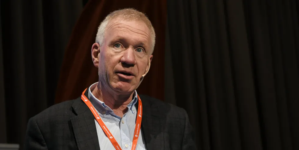 Øystein Grundt i Småkraftforeninga avviser at kraftverk har tilpasset seg regelverket for å unngå grunnrente. Bransjen betaler allerede grunnrente i form av falleie, mener organisasjonen.