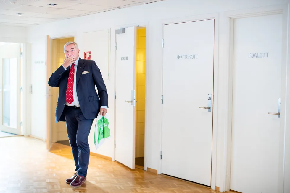 Milliardær Christen Sveaas før han vitnet i Ringerike tingrett på Hønefoss.