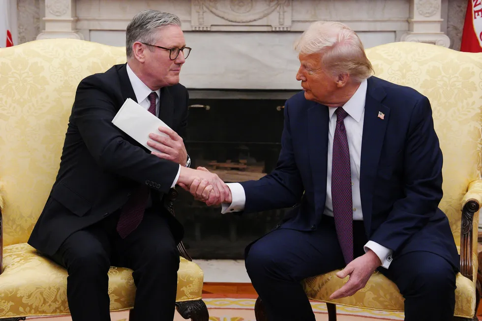 Storbritannias statsminister Keir Starmer hadde med en invitasjon fra kong Charles til president Donald Trump da han torsdag besøkte Washington.