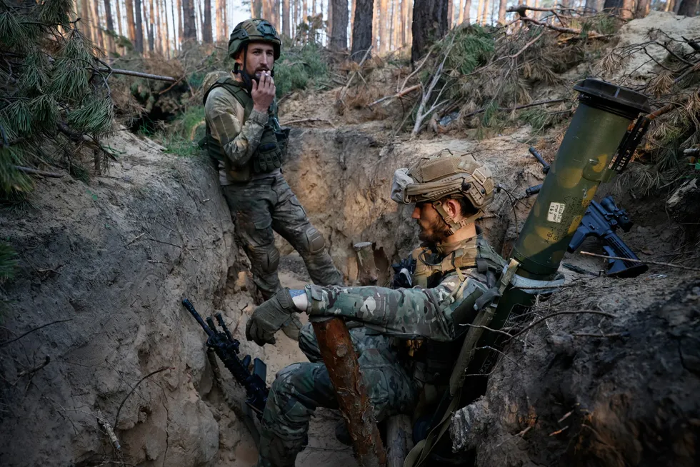 Ukrainske soldater hviler ved frontlinjen nær Kreminna i Luhansk-regionen sist torsdag.