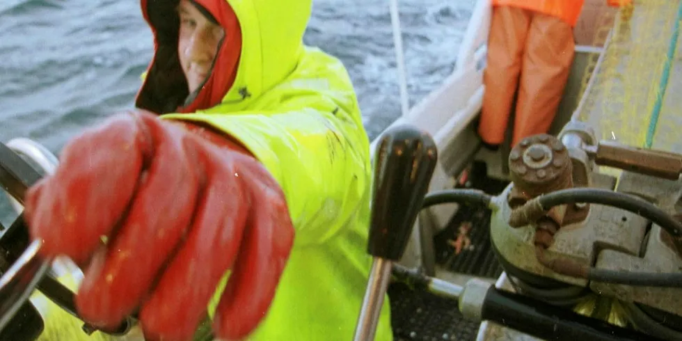 UTFORDRING: Stortingets næringskomité vil få kvotemeldingen til behandling når de samles i neste uke. Her manøvrerer Odd Kristian Myhre båten «Havblomst». Han driver med samfiske, og kan bli rammet av det nye regelverket.