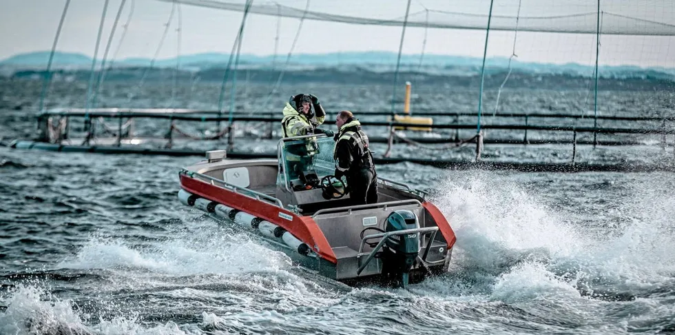 Arbeid ved én av lokalitetene til Måsøval AS på Frøya i Trøndelag.