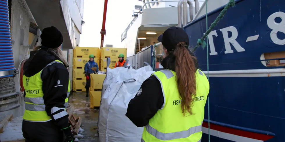 Fiskeridirektoratet har avdekket flere avvik enn forventet etter påskens kontrolloffensiv i torskefisket i Nord-Norge. Båt og mottak på bildet har ikke noe med saken å gjøre.