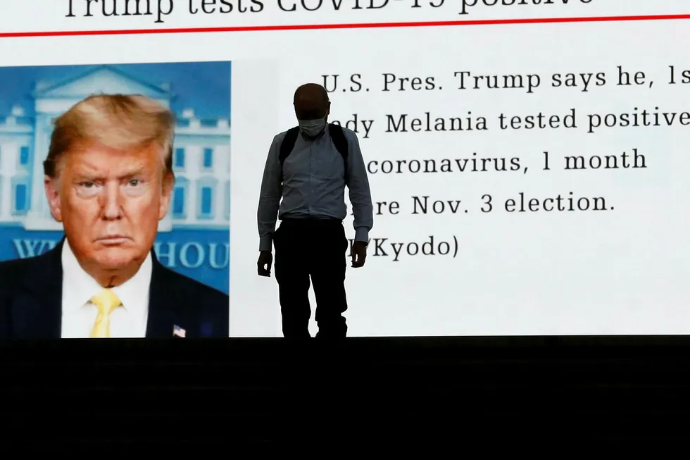 Nyhetsskjerm i Tokyo om at president Donald Trump er koronasmittet.