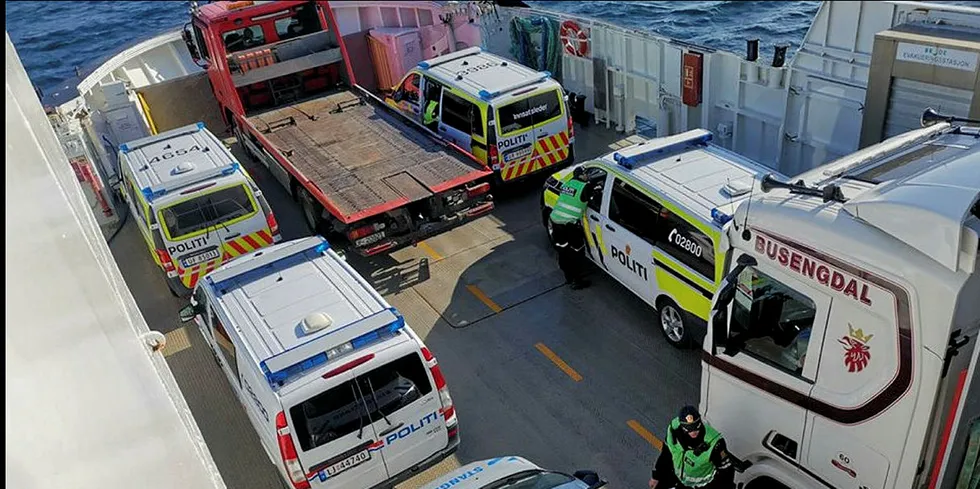 Det var fullt på fergen til Haramsøya tidligere i dag. Politiet har sendt sju politibiler for å rydde veien til det planlagte vindkraftverket.