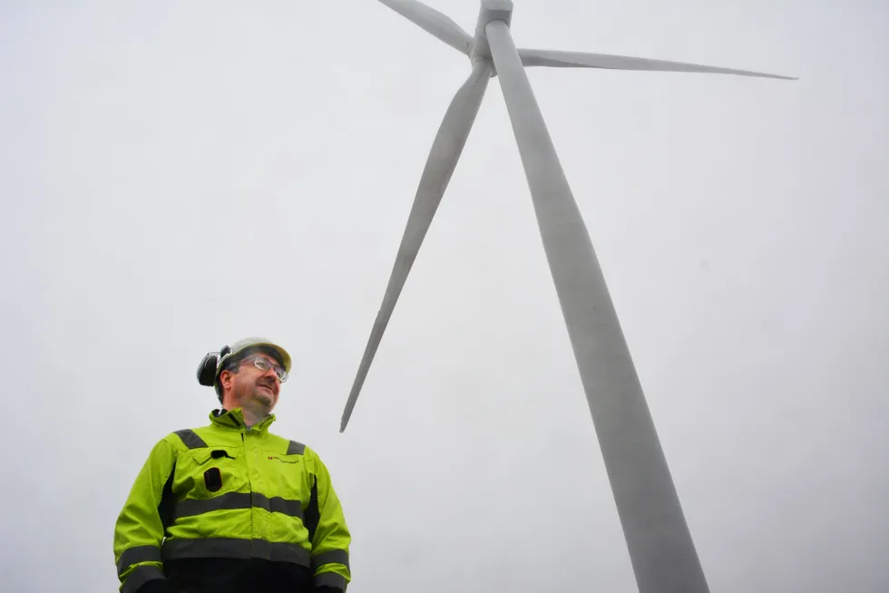 – Problemet er de lave prisene. Ingen kan overleve over tid med de prisene vi har nå. Så enkelt er det bare, slår daglig leder i Varanger Kraftvind, Tore Reidar Martinsen, fast. Han drifter Norges mest effektive vindkraftverk, som nå nesten står stille i påvente av høyere priser.