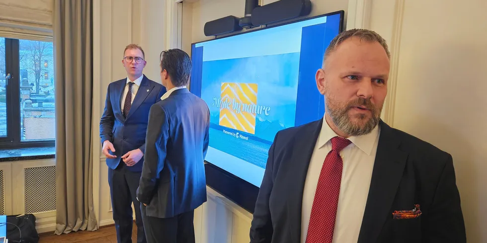 Konsernsjef Helge Kvalvik i Måsøval, her i forbindelse med presentasjonen av selskapet resultat for fjerde kvartal 2023. I bakgrunnen finansdirektør Anders Hagestande i samtale med Alexander Aukner i DNB Markets (med ryggen til)