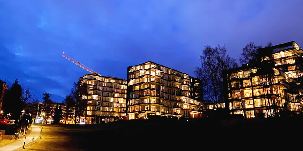 Strømprisene i Oslo og resten av Sør-Norge har falt betydelig i september, fra nesten 6 kr/kWh til 1,15 kr/kWh søndag. Holder prisene seg på det nivået ut måneden, blir likevel månedsprisen på rundt 3,70 kr/kWh før nettleie, avgifter og eventuell strømstøtte.