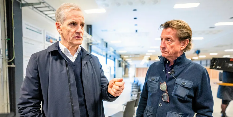 Statsminister Jonas Gahr Støre (Ap) i samtale med konsernsjef Torre Enger under sitt besøk til TECO 2030 i Narvik. Bedriften, som ble startet høsten 2019, har som mål å bli en av de ledende leverandørene av nullutslippsteknologi til skip.