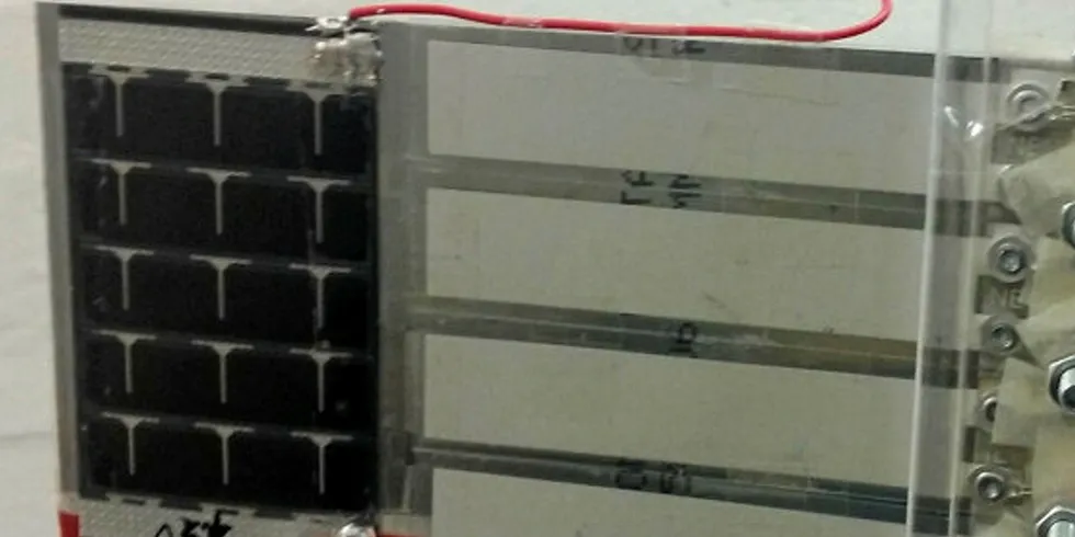 NYVINNING: Ved hjelp av solceller (t.v.) og en elastisk piezoelektrisk film (t.h) kan flagget, som er utviklet ved University of Manchester, produsere energi fra både sol og vind.