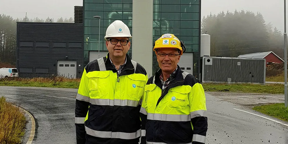 Leverer byggvarme: Tormod Gevelt, prosjektleder i Statskraft (th) og Per Weidenhaijn, Key Account Manager i Statkraft Varme, utenfor Statkrafts fjernvarmeanlegg i Ås. Anlegget skal levere byggvarme til Statsbygg.