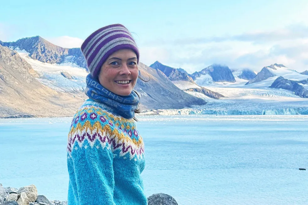 Heidi Theresa Ose vet å sette pris på de naturskjønne omgivelsene på Svalbard.
