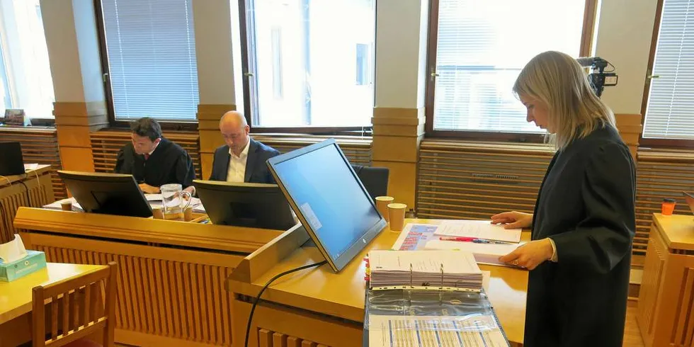 INNLEDNINGSFOREDRAGET: NSL sin advokat Stine Eriksson brukte mye tid i retten mandag i sitt innledningsforedrag på å argumentere at Frode Reppe ikke hadde klarering i Oppdrettsutvalget for flere av hans «utspill». T.v. den andre NSL-advokaten, Eirik Edvardsen og NSL-sjef Robert Eriksson.Foto: Agnar Berg