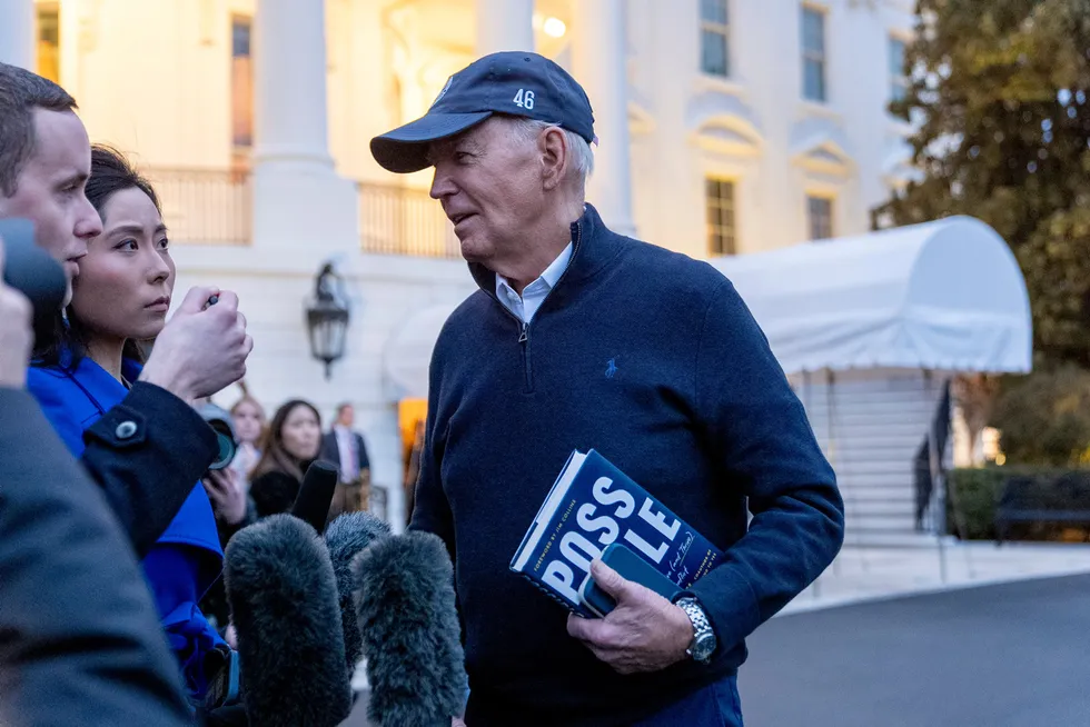 President Joe Biden stiller nå opp for pressen.
