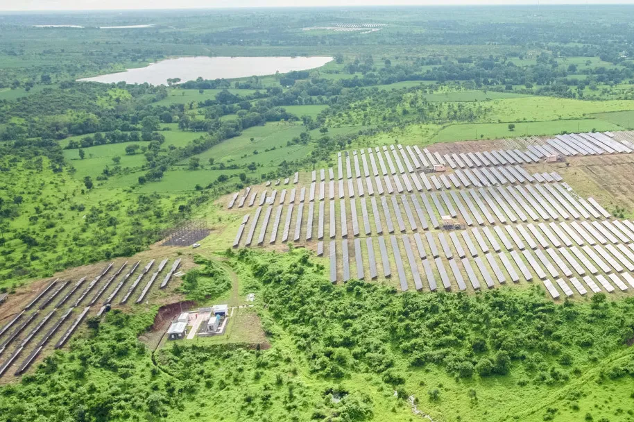 An aerial photograph of Hygenco's pilot green hydrogen project sited near a 75MW solar array.