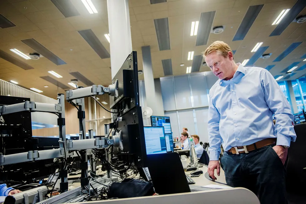 Oslo Børs åpnet umiddelbart ned 1,5 prosent torsdag morgen og falt videre utover dagen. Det samme gjorde resten av de europeiske børsene. Bildet viser meglersjef i Dnb Markets, Thomas Breivik. Foto: Fartein Rudjord