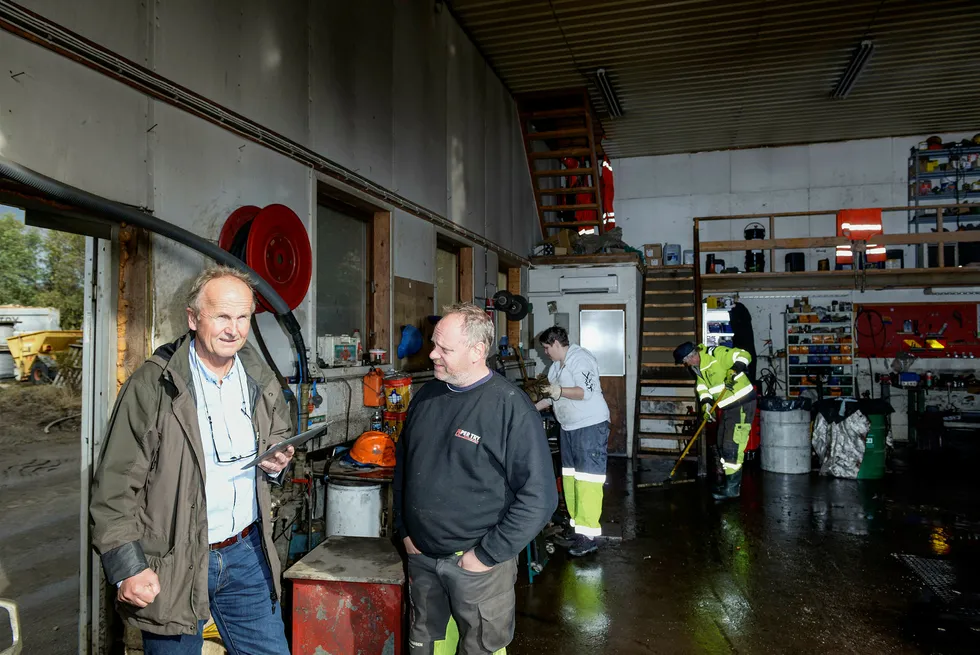Takstmann Rolf Tag (til venstre) var tirsdag ettermiddag hos entreprenøren Per Try as i Søgne for å se på skadene etter flommen, og er overrasket over skadeomfanget på eiendom og utstyr. Her med daglig leder Per Try. Foto: Jacob Buchard