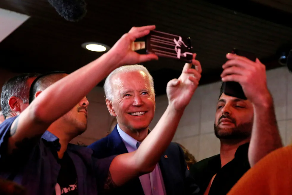 I løpet av tre døgn har situasjonen endret seg for presidentkandidat Joe Biden. Han har drevet valgkamp til siste minutt i delstaten California, hvor konkurrenten Bernie Sanders i flere måneder har ledet på meningsmålingene. Her tar Biden selfie sammen med kunder på Roscoe's Chicken and Waffles i Los Angeles tirsdag kveld.