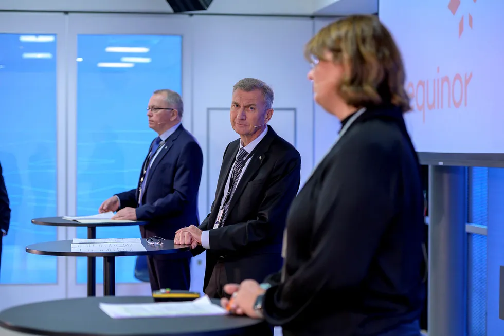 Granskningsrapporten fra PwC viser at 90 prosent av Equinors USA-nedskrivninger er knyttet til fallet i oljeprisene og 0,5 prosent var knyttet til administrative driftsproblemer, skriver Jarand Rystad. Her presenterer konsernsjef Eldar Sætre (fra venstre) og styreleder Jon Erik Reinhardsen rapporten sammen med PwC-partner Eli Moe-Helgesen.