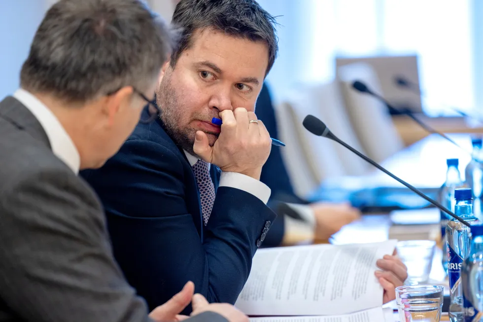 Landbruksminister Geir Pollestad gleder seg over at inntektsgapet mellom bøndene og andre grupper i samfunnet reduseres med 60.000 kroner per årsverk.