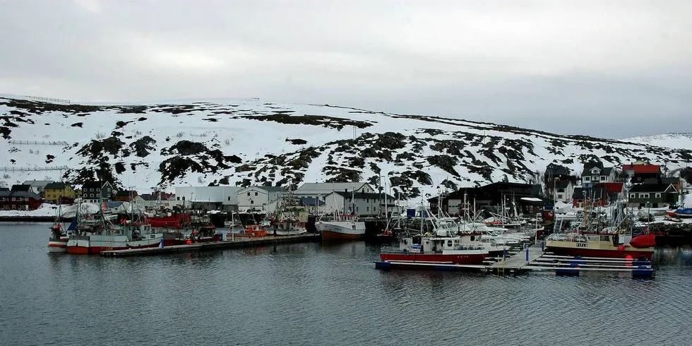 VENTER: Kristian Æsøy ligger til kai med båten i Kjøllefjord, Lebesby kommune i Finnmark, og venter på bedre vær og leveringsavtale med mottaket. Arkivfoto: Are Kvistad