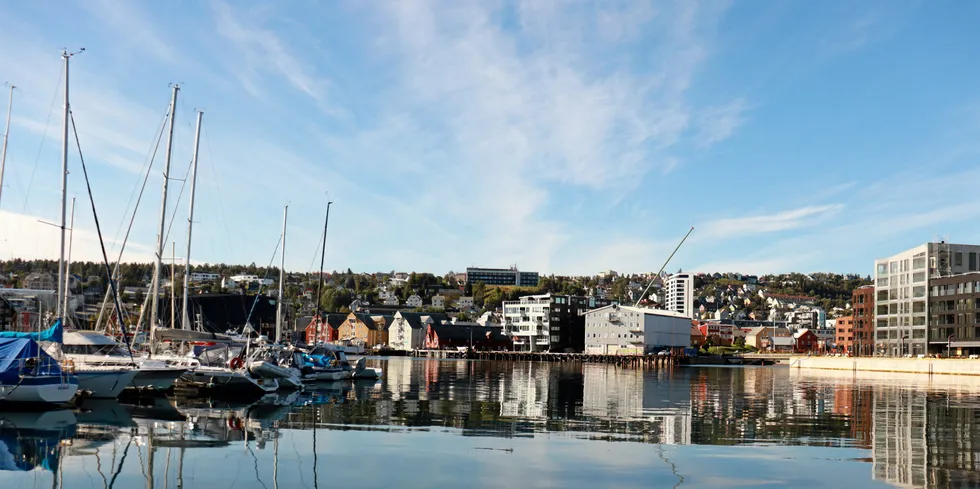 I hele Norge blir strømprisen 0,2 øre/kWh klokken 14 søndag, inkludert i Tromsø, som bildet er fra.
