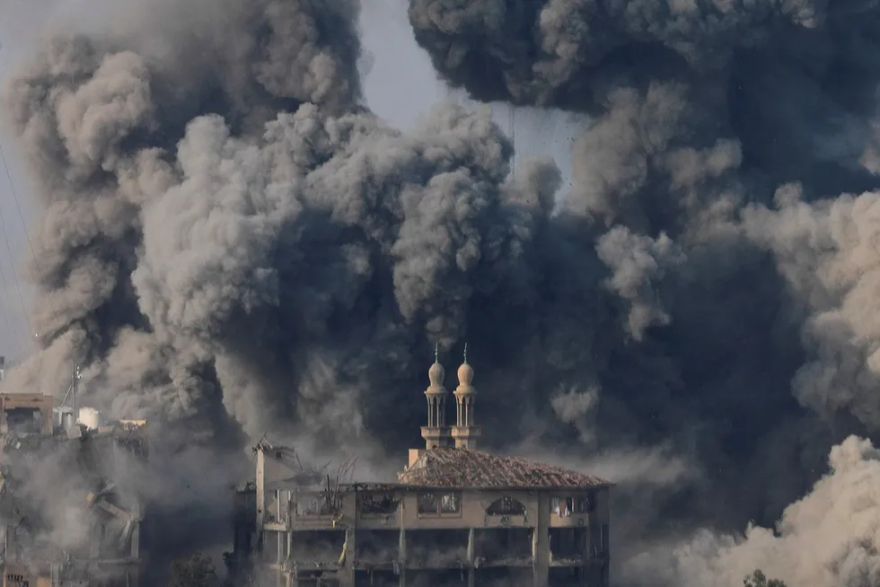 I sitt militære svar på Hamas' terrorangrep, bomber Israel sivile områder i Gaza og blokkerer nødhjelp fra å komme inn. I denne svært kompliserte krigen må overgrep og potensielle krigsforbrytelser kunne fordømmes begge veier – uten relativisering.