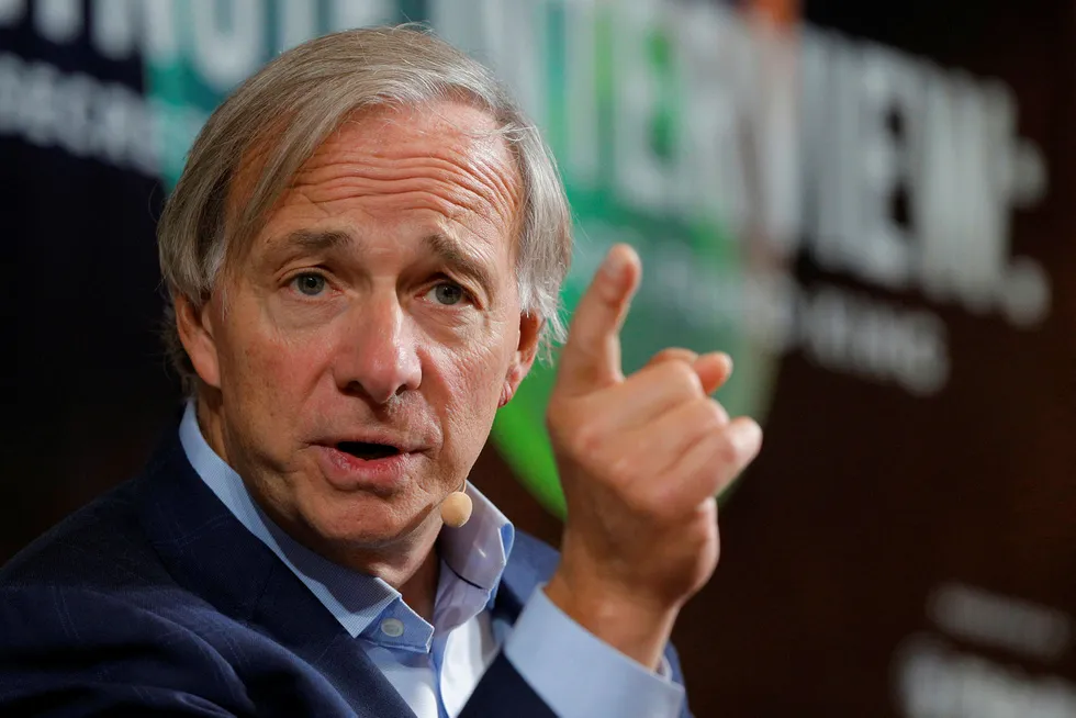 Markedet og mediene lurer på hva Ray Dalio og hans Bridgewater Associates mener med sitt veddemål mot europeiske aksjer. Foto: Brian Snyder/Reuters/NTB Scanpix