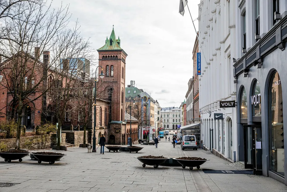 Google publiserer rapporter som viser at besøk i områder med restauranter, kino, shoppingsentre og lignende har falt med mer enn 60 prosent i perioden fra midten av mars til 5. april, sammenlignet med ukene før vi stengte ned. Her fra en nesten folketom Karl Johans gate i Oslo.