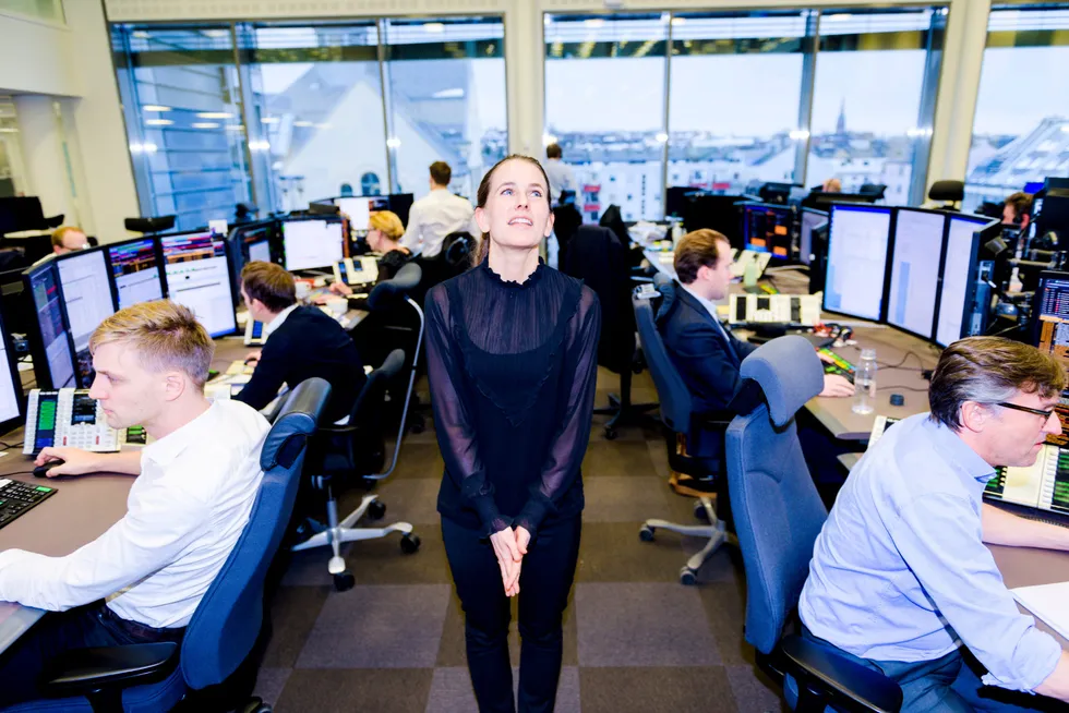 Strateg i DNB Markets Ingvild Borgen Gjerde peker på at den underliggende årsaken til styrkingen av den norske kronen, er at den norske økonomien er spesielt sårbar for utviklingen i resten av verden.