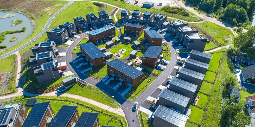 Elvia vil erstatte energimyndighetens forslag til delingsordning for overskuddstrøm med en annen ordning som krever mindre arbeid for nettselskap. Den som eier solcelleanlegget bør heller gjøre jobben, mener Elvia. Illustrasjonsbilde fra Verkshagen borettslag i Fredrikstad.