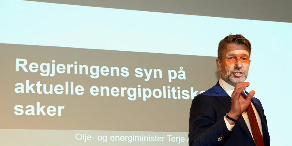 Statsråd Terje Aasland sier at det nye høyprisbidraget er midlertidig og situasjonsbestemt. I statsbudsjettet står det imidlertid ingenting om at ordningen har en tidshorisont.