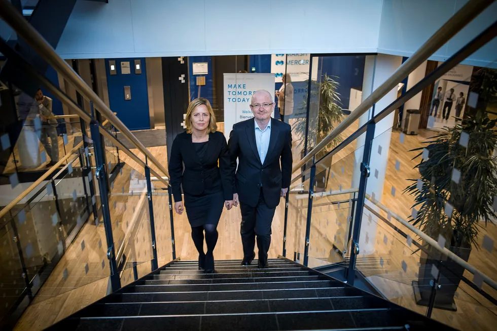 Leder av Wealth i Mercer Norge, Annabell Siem Mathiesen og daglig leder Per Myklestu må se at Norge faller nedover på rankingen over land med de beste pensjonssystemene.