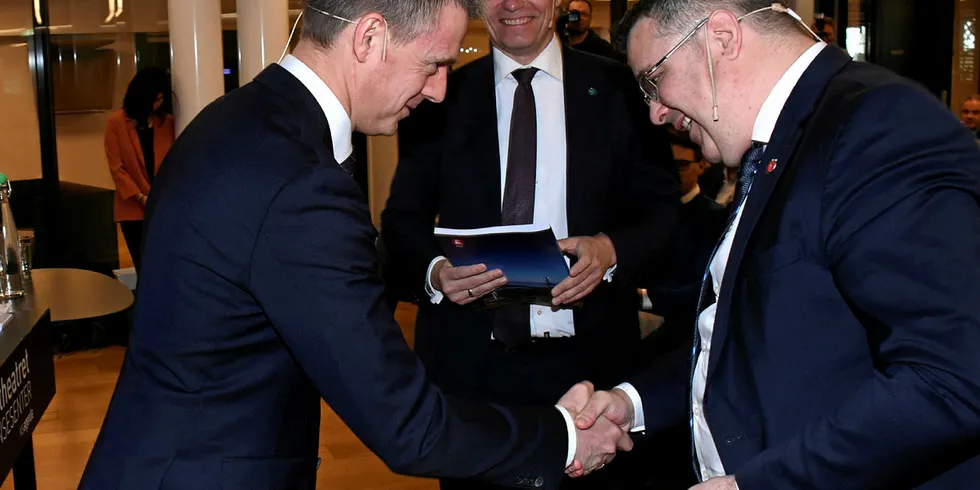 SOM BESTILT: NVE-sjef Kjetil Lund overleverte vindkraft-rapporten til statsrådene Ola Elvestuen og Kjell-Børge Freiberg. Rapporten er allerede sendt ut på høring med frist 1. august.