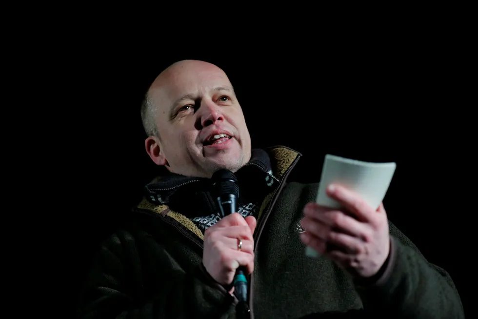 Partileder Trygve Slagsvold Vedum i Senterpartiet holdt appell under fakkeltoget mot mot regjeringens ulvepolitikk 8. januar. Det gjør ham ikke mindre populær hos velgerne. Foto: Cornelius Poppe / NTB scanpix