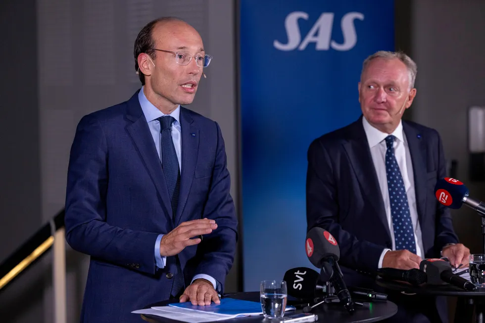 SAS-sjef Anko van der Werff (fra venstre) og styreleder Carsten Dilling presenterte nye eiere i Stockholm 3. oktober i fjor. Et halvt år senere nås en viktig milepæl i domstolene.