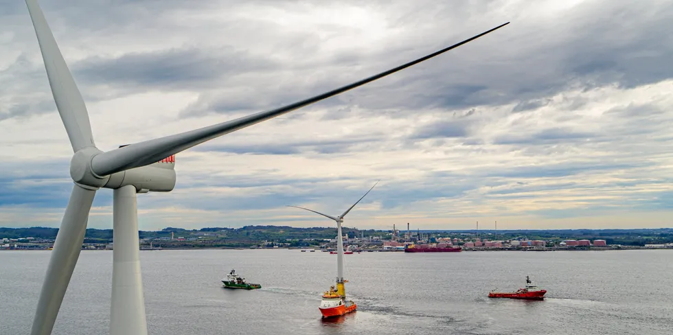 Equinor har varslet at de er med i konkurransen om å bygge flytende havvind på Utsira Nord. Regningen for utbyggingen kan bli på flere hundre milliarder. Her monteres den første flytende vindturbinen i Hywind Tampen-prosjektet foran Mongstad-raffineriet.