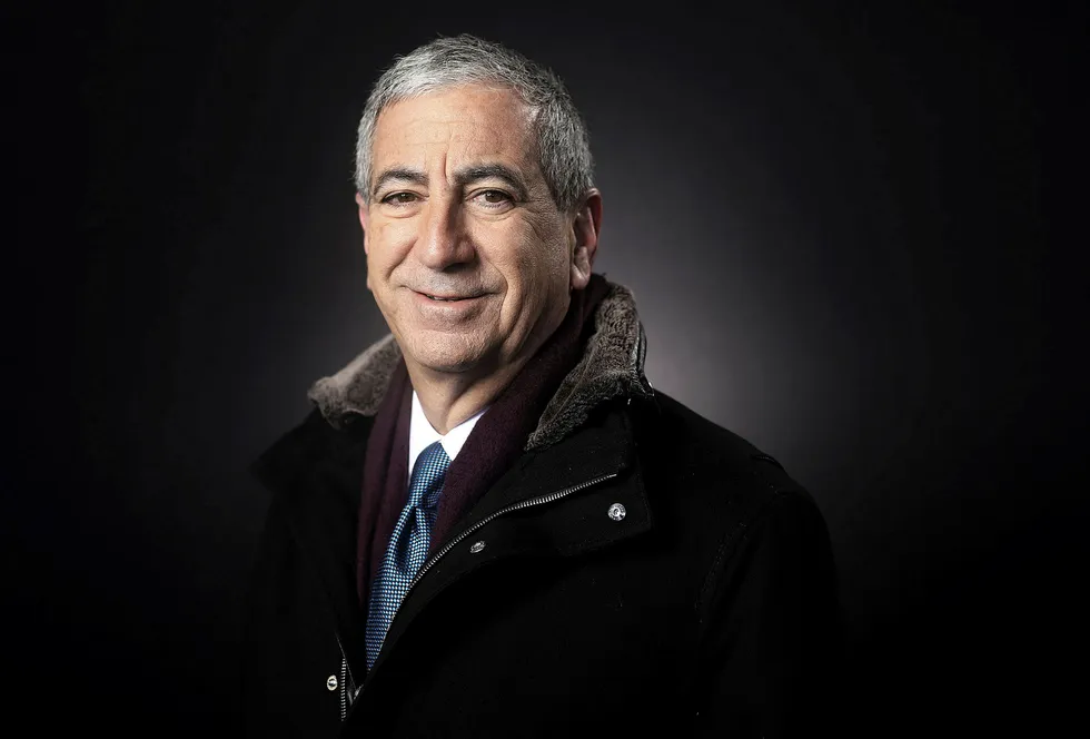 Ken Moelis, grunnlegger, styreformann og administrerende direktør i investeringsbanken Moelis & Co som han opprettet under finanskrisen i 2007. Foto: Simon Dawson/Bloomberg
