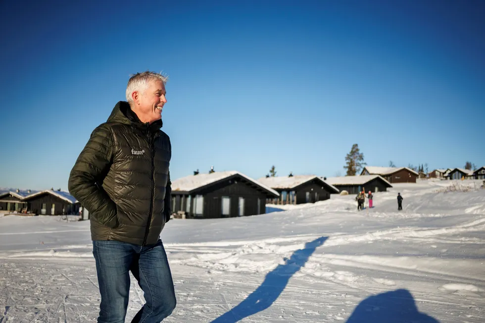 Arve Noreng har tidligere bygget opp Leve hytter. Her ser han utover hyttebyen Hafjell hvor han var med på å bygge flere hundre hytter da det kokte i markedet.