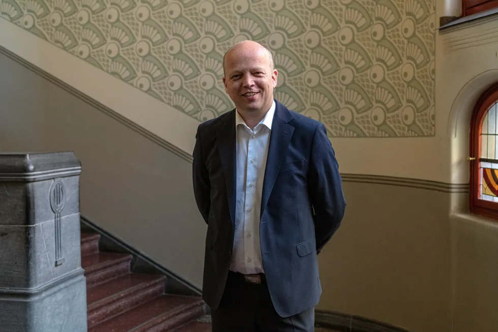 Finansminister Trygve Slagsvold Vedum har foreslått nye regler om «skattlegging av privat konsum i selskap». Hva står igjen til skatteutvalget å vurdere da, spør artikkelforfatterne.