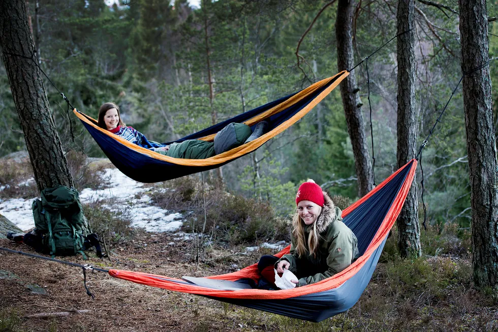 Søstrene Hege og Stine Schultz Heireng (til høyre) sverger til hengekøyer når de er på tur. Her har de lagt utflukten til Årvollåsen i Oslo. Foto: Mikaela Berg